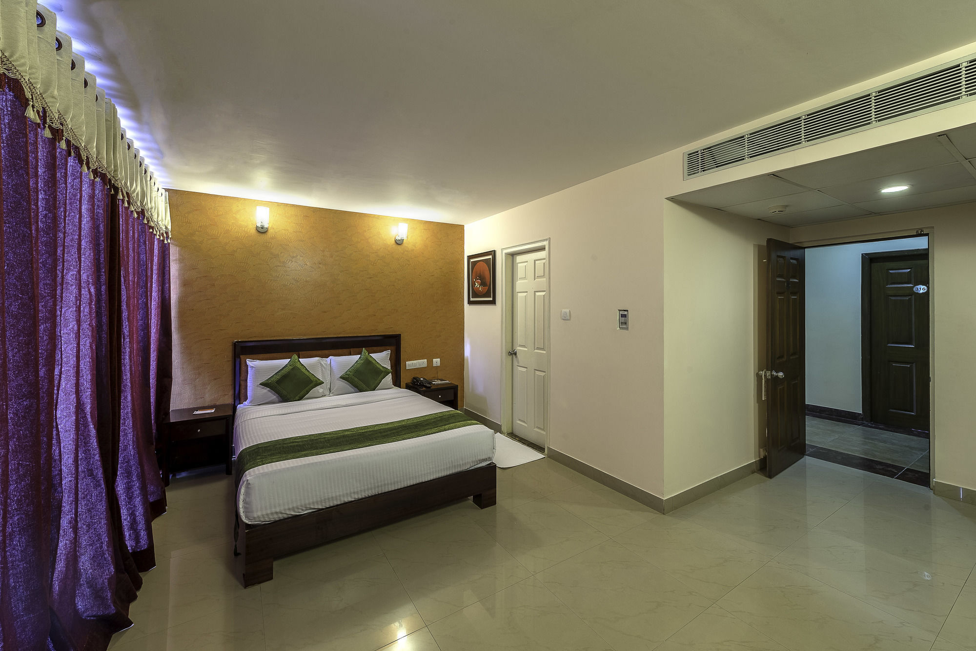 Hotel Treebo Crystal Castle Bangalore Exterior foto